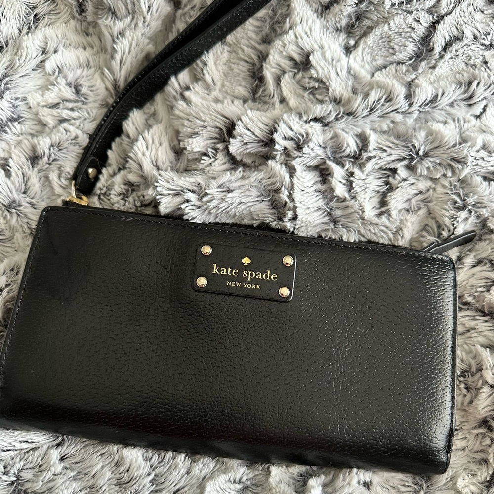 Chic and Timeless: Gently Used Kate Spade Wallet for Sale! ✨👛
